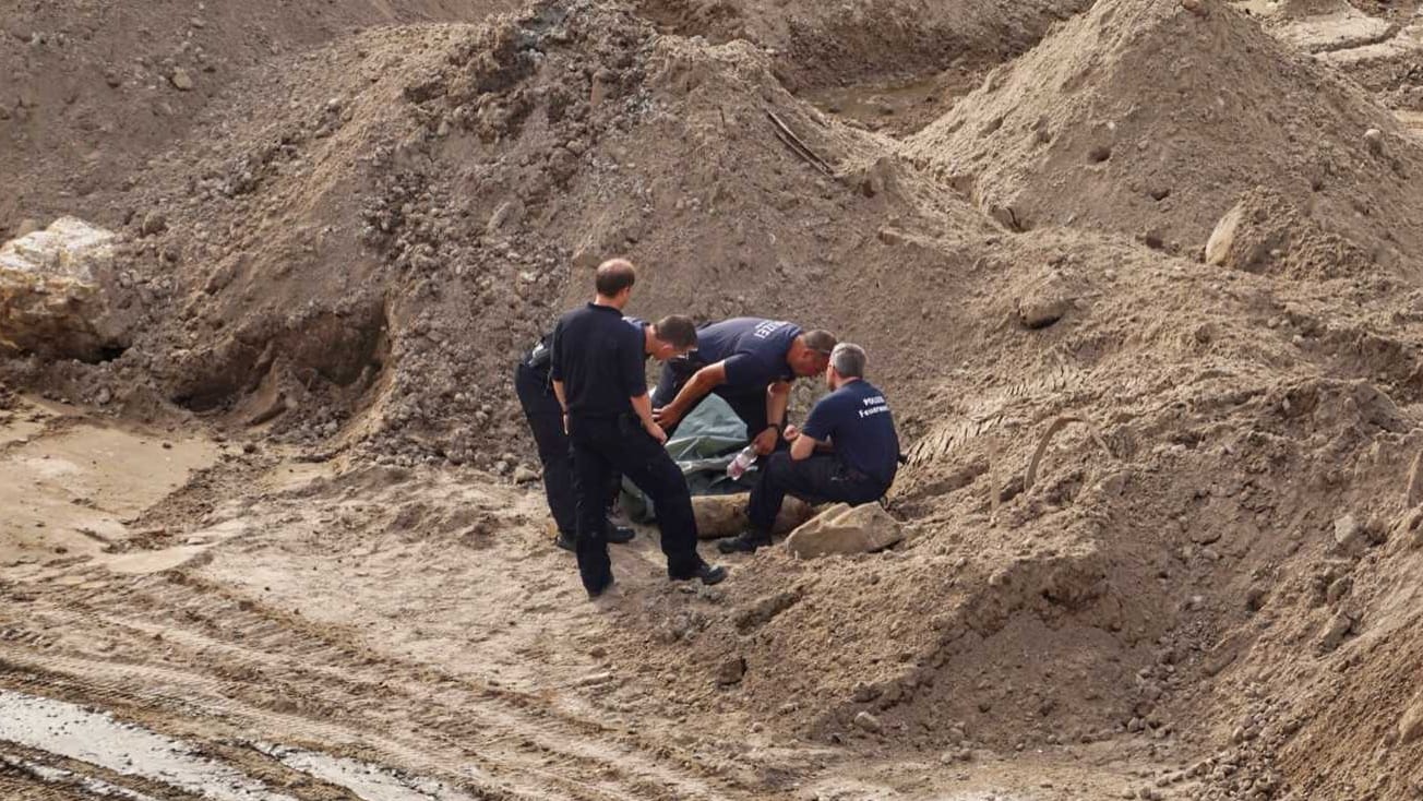 Spezialisten des Kampfmittelräumdienstes untersuchen die Bombe.