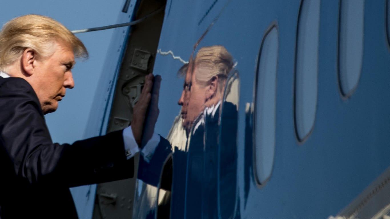 Donald Trump steigt in die "Air Force One": Der US-Präsident will die Maschine farblich neu gestalten.