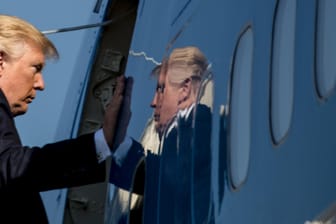 Donald Trump steigt in die "Air Force One": Der US-Präsident will die Maschine farblich neu gestalten.
