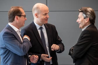 "Viel, viel Übereinstimmung": v.l. Alexander Dobrindt (CSU), Ralph Brinkhaus (CDU) und Rolf Mützenich (SPD) bei der Klausurtagung der Koalitionsfraktionen.