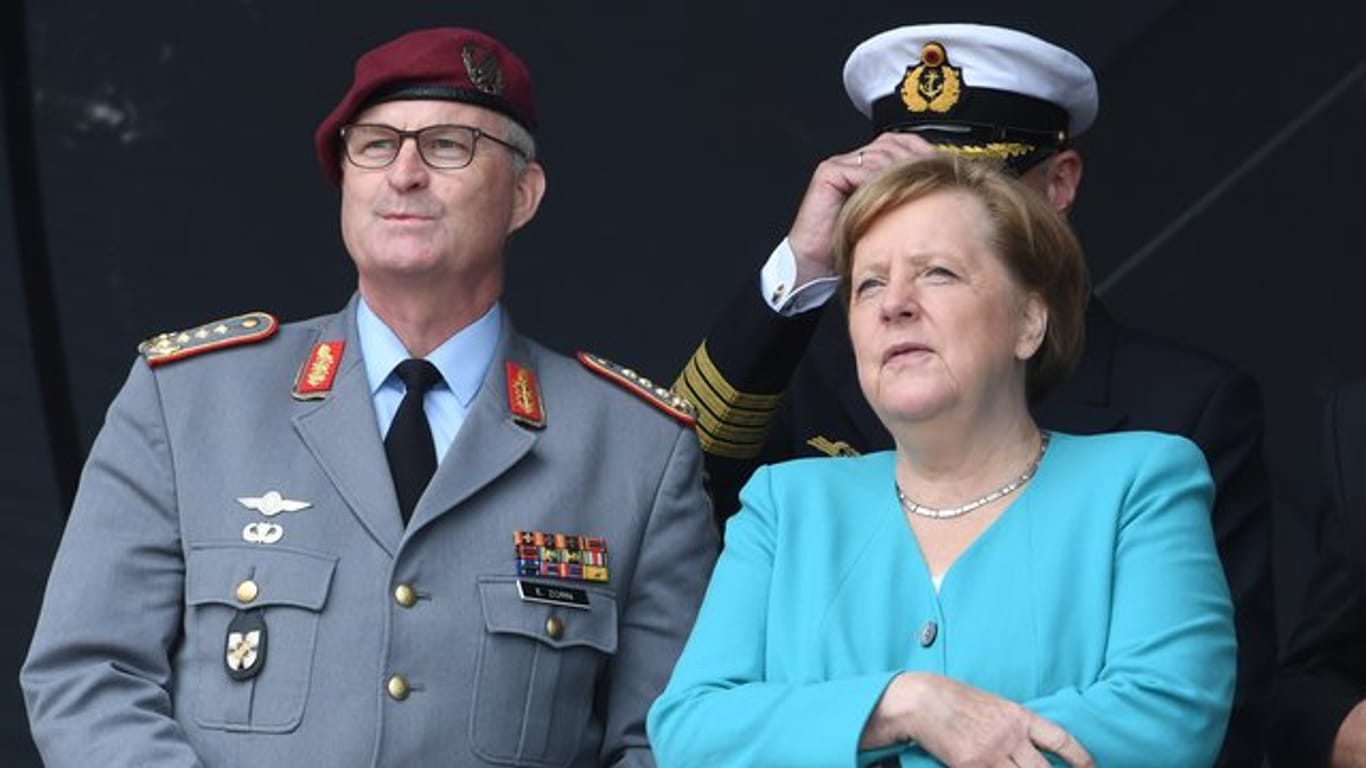 Bundeskanzlerin Angela Merkel und Generalinspekteur Eberhard Zorn beobachten den Überflug eines A400 M.