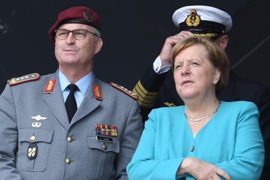 Bundeskanzlerin Angela Merkel und Generalinspekteur Eberhard Zorn beobachten den Überflug eines A400 M.