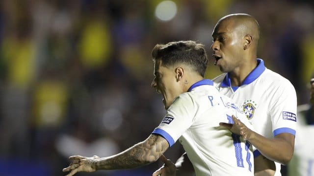 Der Brasilianer Philippe Coutinho (l) erzielte zwei Treffer für sein Team.