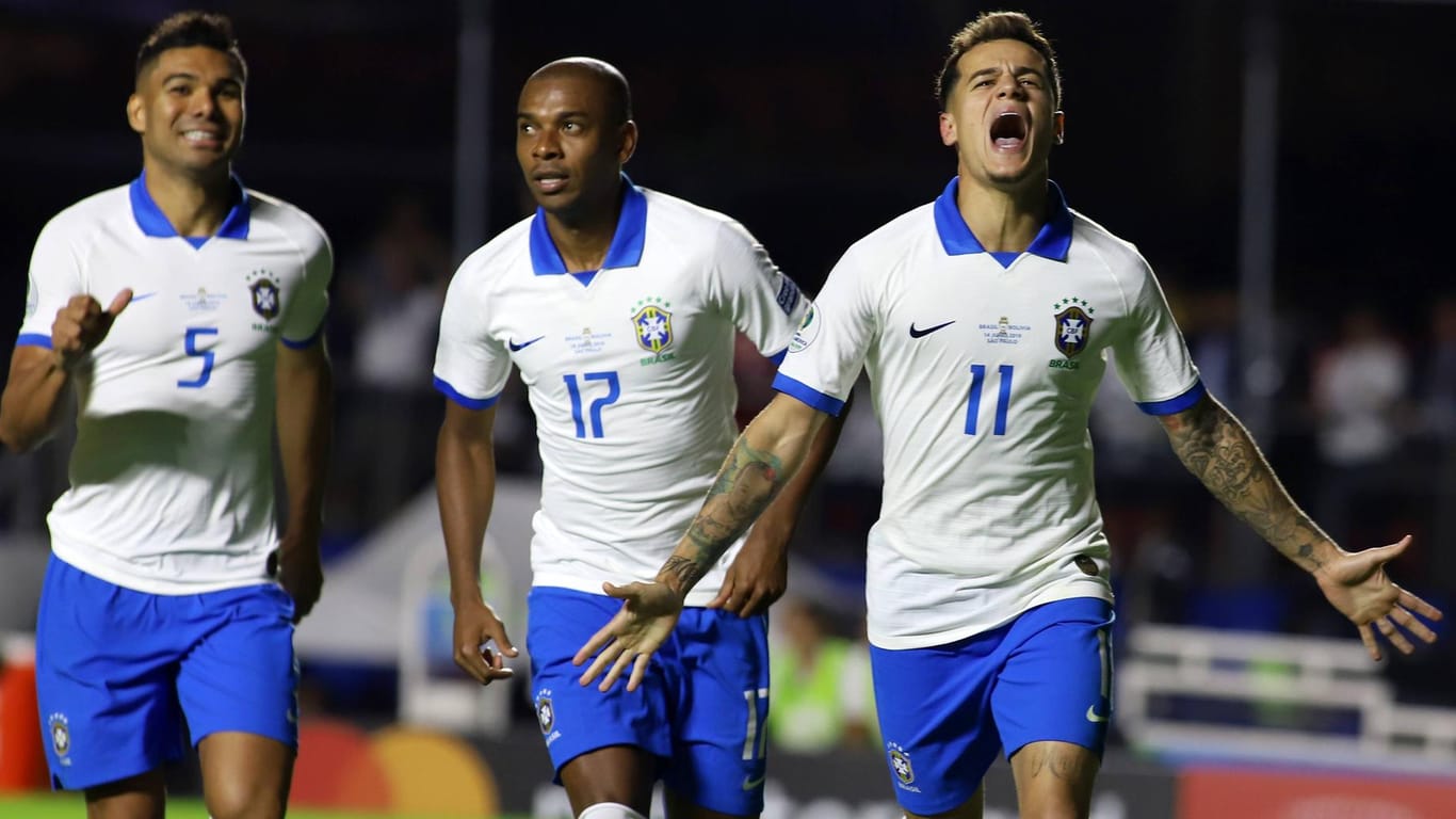 Pure Freude bei der Selecao: Philippe Coutinho (r.) traf per Elfmeter zum 2:0 gegen Bolivien.