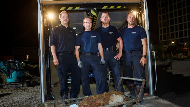 Die Polizeifeuerwerker stehen nach der erfolgreichen Entschärfung einer 100-Kilo-Fliegerbombe aus dem zweiten Weltkrieg am Alexanderplatz. Die Polizeifeuerwerker stehen nach der erfolgreichen Entschärfung einer 100-Kilo-Fliegerbombe aus dem zweiten Weltkrieg am Alexanderplatz.