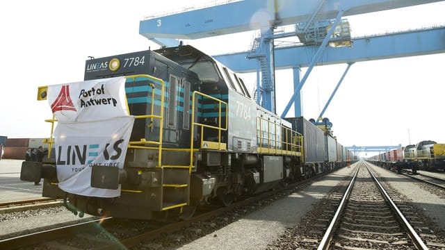 Ein Güterzug der in Tangshan, China, gestartet ist, kommt im Hafen von Antwerpen an.