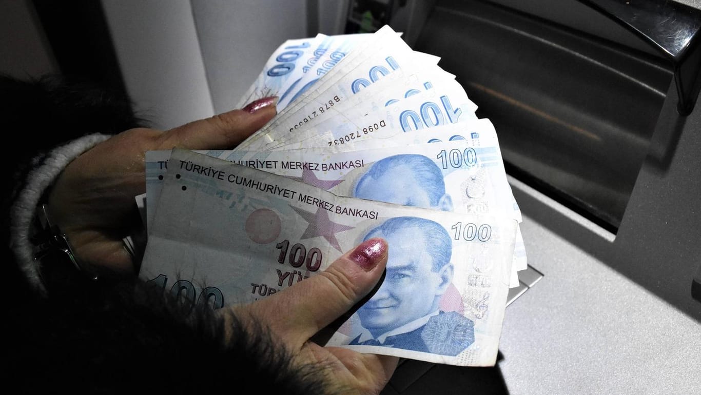 Eine Frau hat einem Geldautomaten Lira abgehoben: Die türkische Währung ist seit Monaten massiv unter Druck.