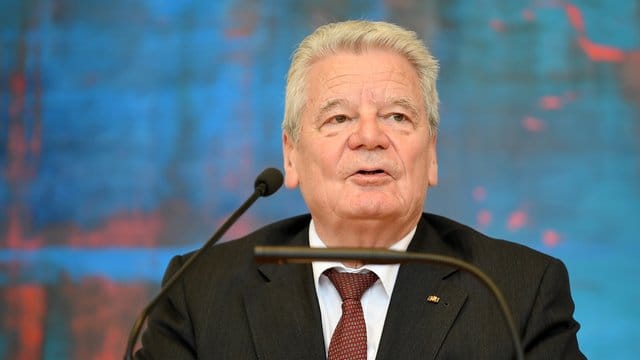 Joachim Gauck, ehemaliger Bundespräsident, spricht bei der Enthüllung seines Ehrenbürgerporträts.