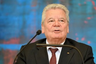 Joachim Gauck, ehemaliger Bundespräsident, spricht bei der Enthüllung seines Ehrenbürgerporträts.