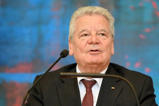 Joachim Gauck, ehemaliger Bundespräsident, spricht bei der Enthüllung seines Ehrenbürgerporträts.