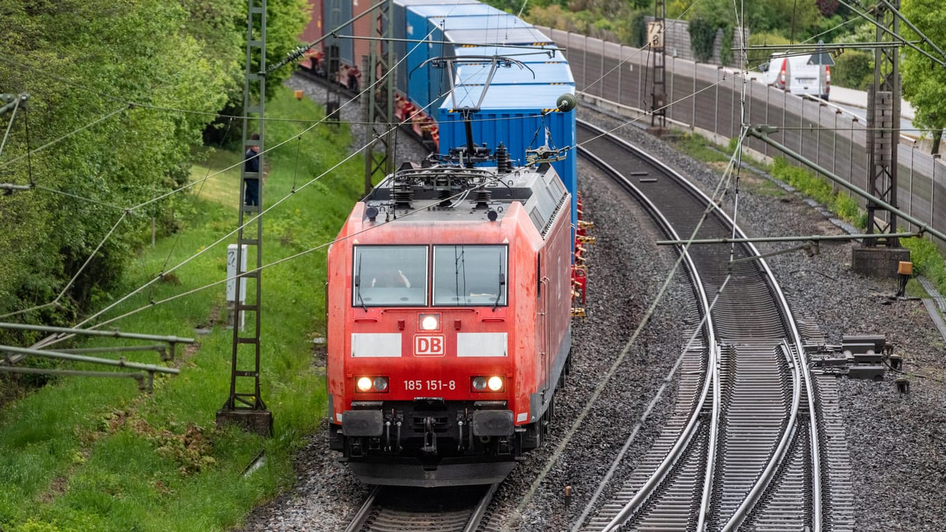 Ein Güterzug (Symbolbild): Am Montagnachmittag sorgte ein Güterzug in Mainz für eine Straßensperrung.