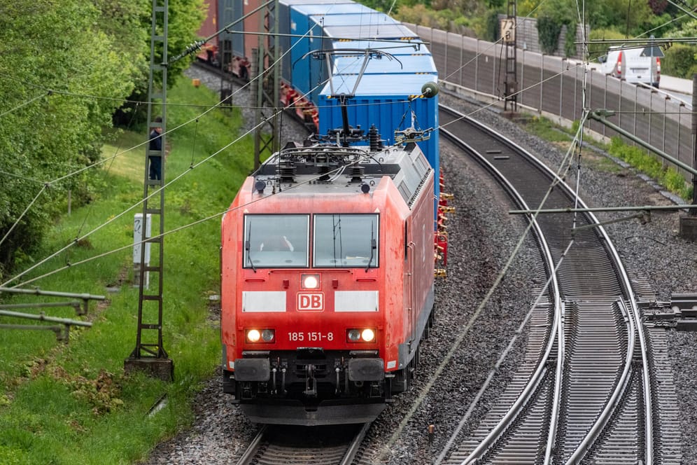 Ein Güterzug (Symbolbild): Am Montagnachmittag sorgte ein Güterzug in Mainz für eine Straßensperrung.