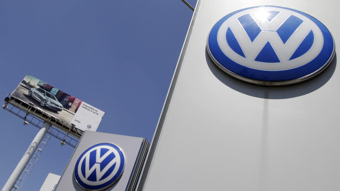 VW-Firmenlogo: Der Musterfeststellungsklage gegen den VW-Konzern wegen des Diesel-Skandals haben sich mittlerweile 420.000 VW-Kunden angeschlossen.