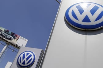 VW-Firmenlogo: Der Musterfeststellungsklage gegen den VW-Konzern wegen des Diesel-Skandals haben sich mittlerweile 420.000 VW-Kunden angeschlossen.