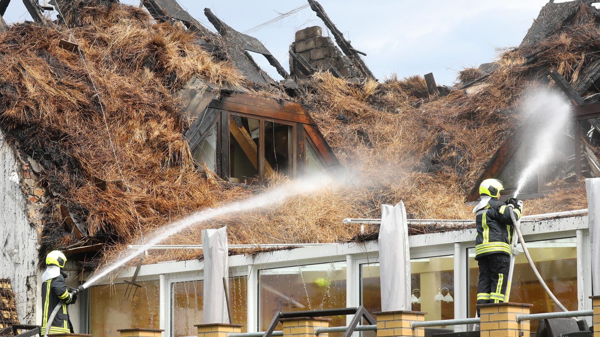 Löscharbeiten an Strandhotel nach Brand in Wustrow