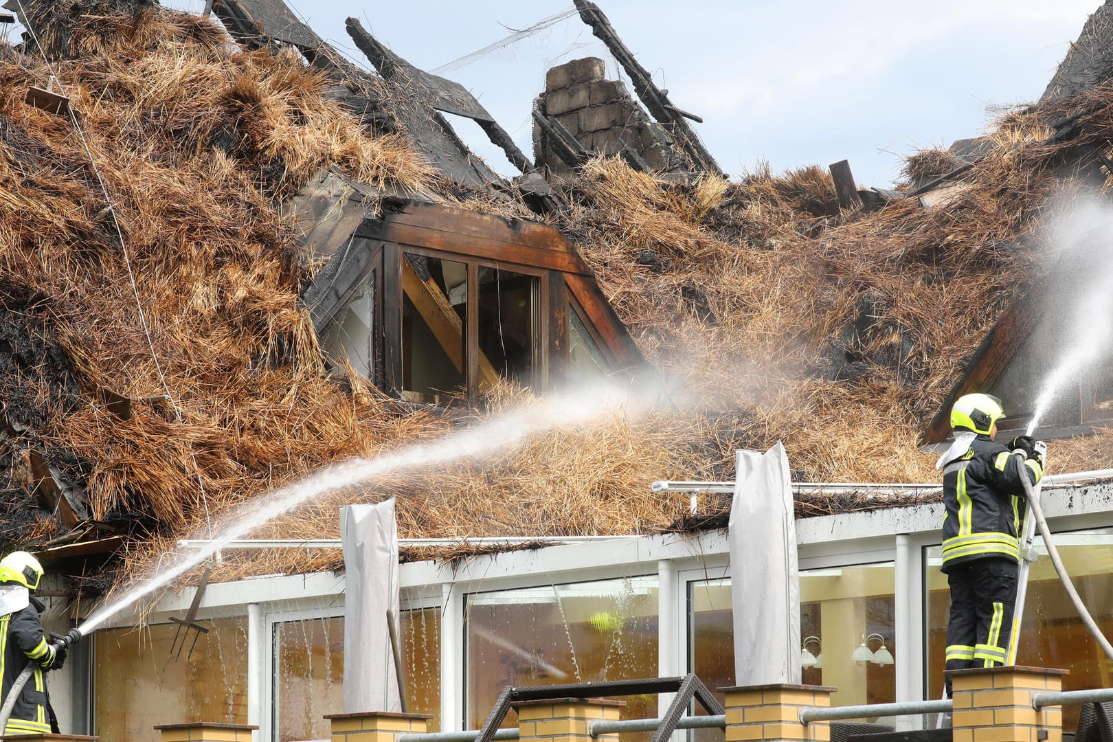 Löscharbeiten an Strandhotel nach Brand in Wustrow