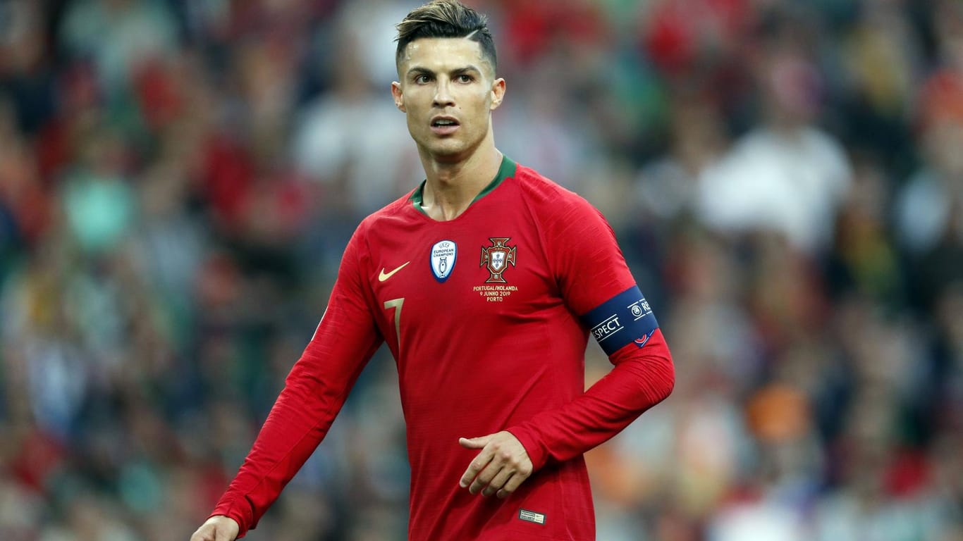 Cristiano Ronaldo ist seit Anfang der 2000er-Jahre Fußball-Profi und gewann seitdem fünfmal die Champions League. 2016 wurde er mit Portugal zudem Europameister.