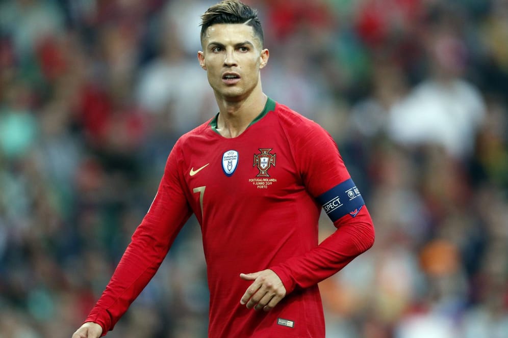 Cristiano Ronaldo ist seit Anfang der 2000er-Jahre Fußball-Profi und gewann seitdem fünfmal die Champions League. 2016 wurde er mit Portugal zudem Europameister.