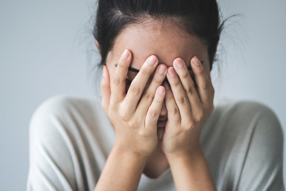 Frau mit Kopfschmerzen: Nur Kopfschmerz – oder etwas ernsteres? Menschen mit Hypochondrie vermuten hinter Allerwelts-Symptomen schwere, manchmal tödliche Krankheiten.