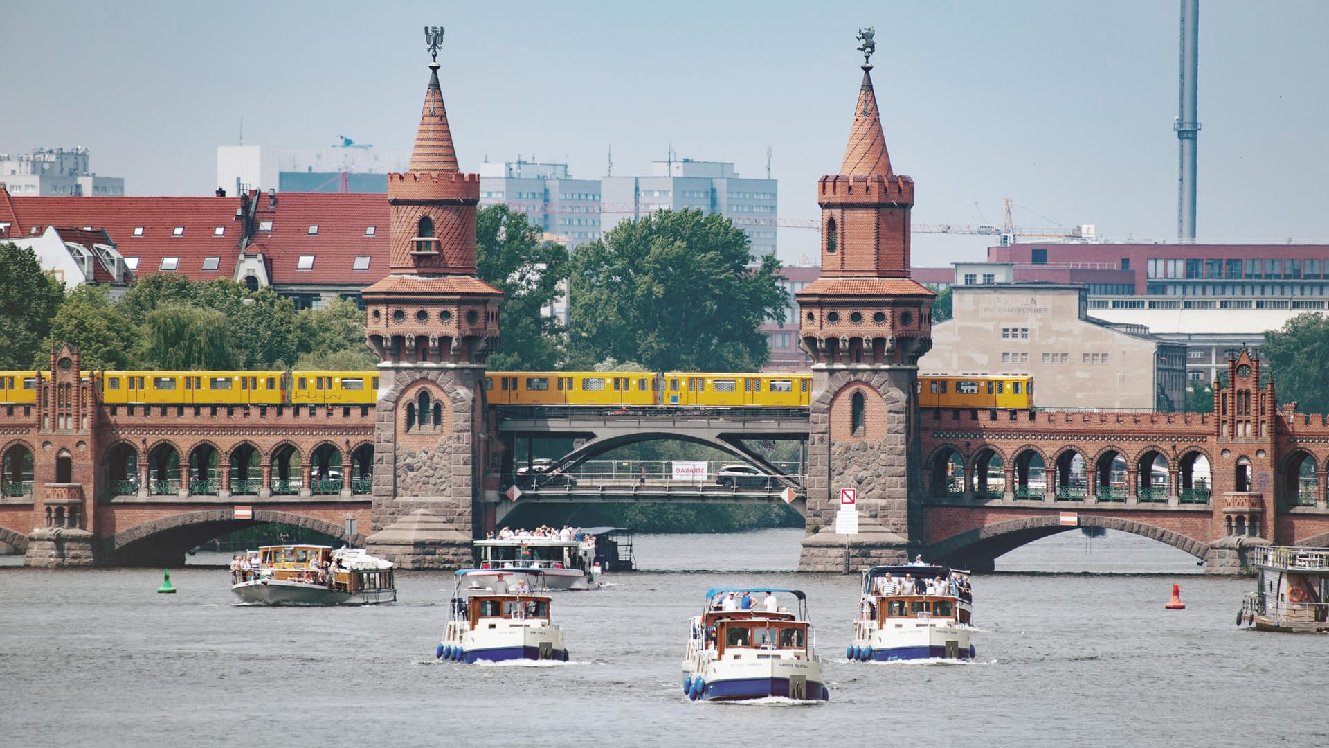 Schiffe passieren die Spree unweit der Oberbaumbrücke Schiffe passieren die Spree unweit der Oberbaumbrücke