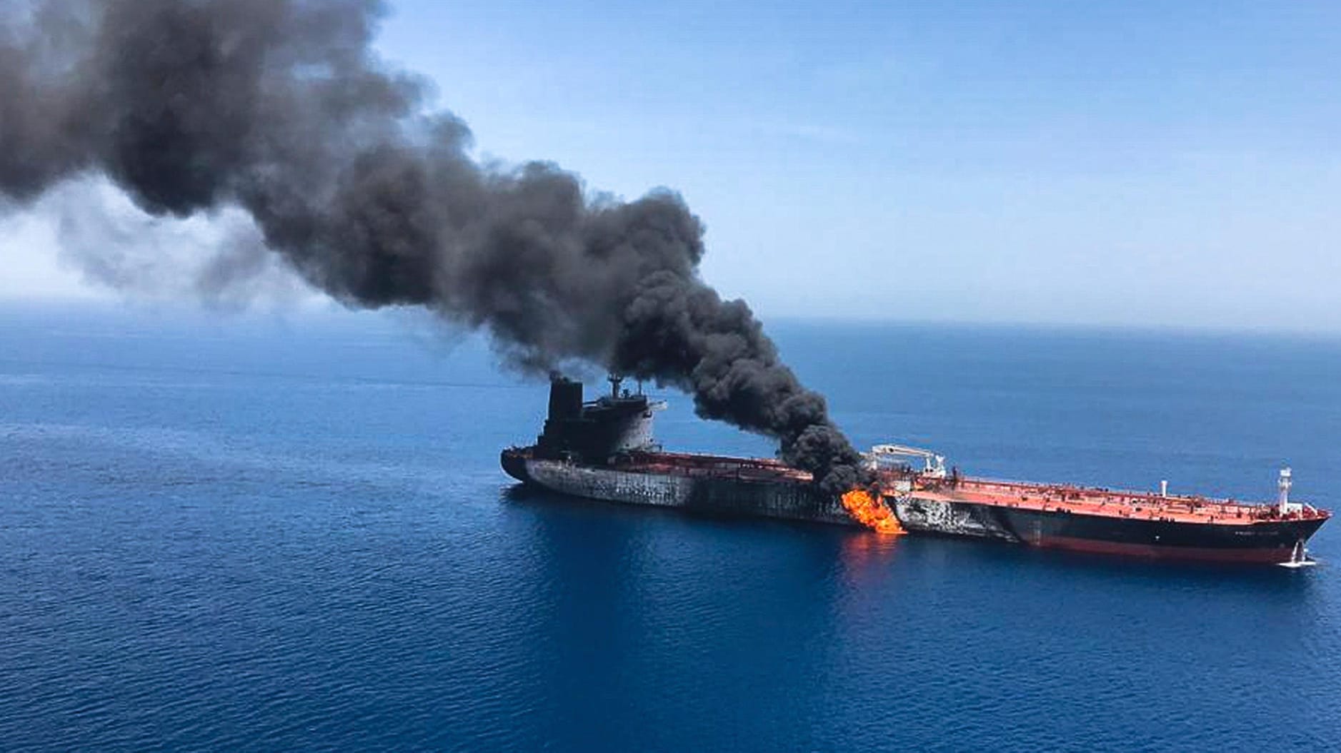 Gefährlicher Zwischenfall: Schwarzer Qualm steigt vom brennenden Tanker "Front Altair" auf.