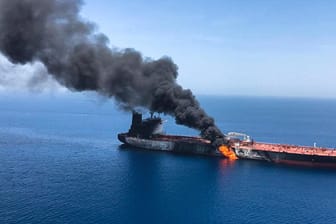 Gefährlicher Zwischenfall: Schwarzer Qualm steigt vom brennenden Tanker "Front Altair" auf.