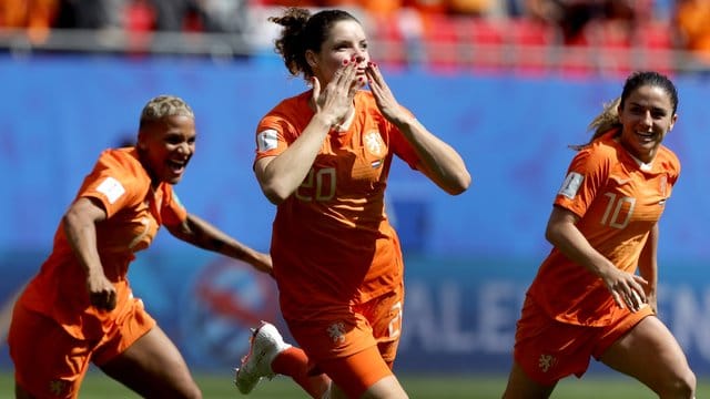 Die Niederländerin Dominique Bloodworth (M) jubelt mit Kolleginnen, nachdem sie das Tor zum 2:0 erzielt hat. Die Niederländerin Dominique Bloodworth (M) jubelt mit Kolleginnen, nachdem sie das Tor zum 2:0 erzielt hat.