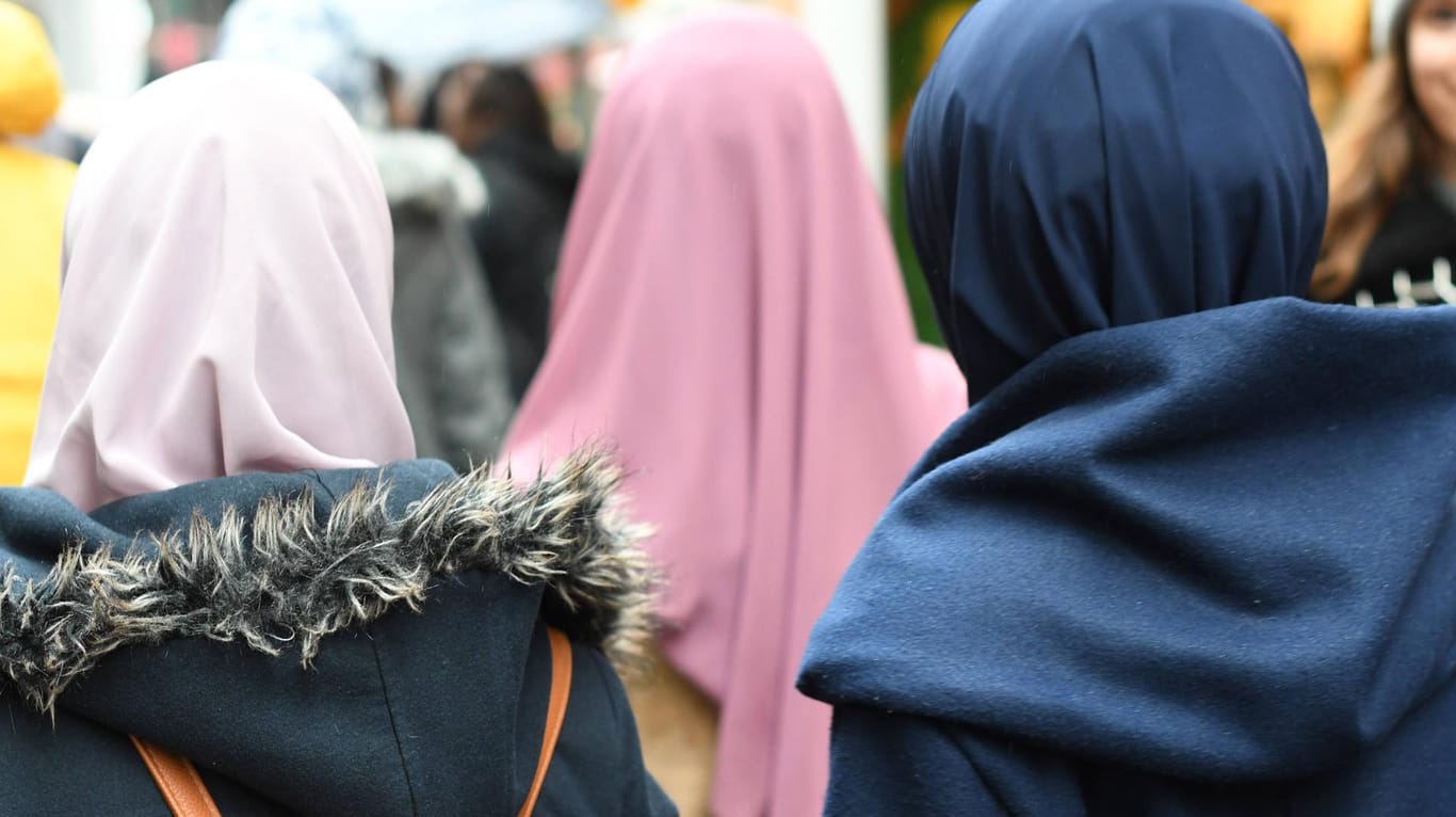 Muslimische Frauen spazieren durch die Stadt