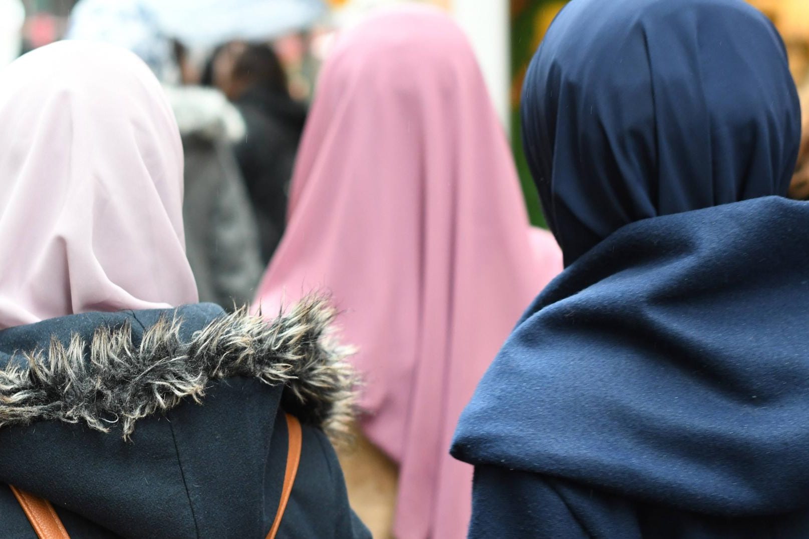Muslimische Frauen spazieren durch die Stadt