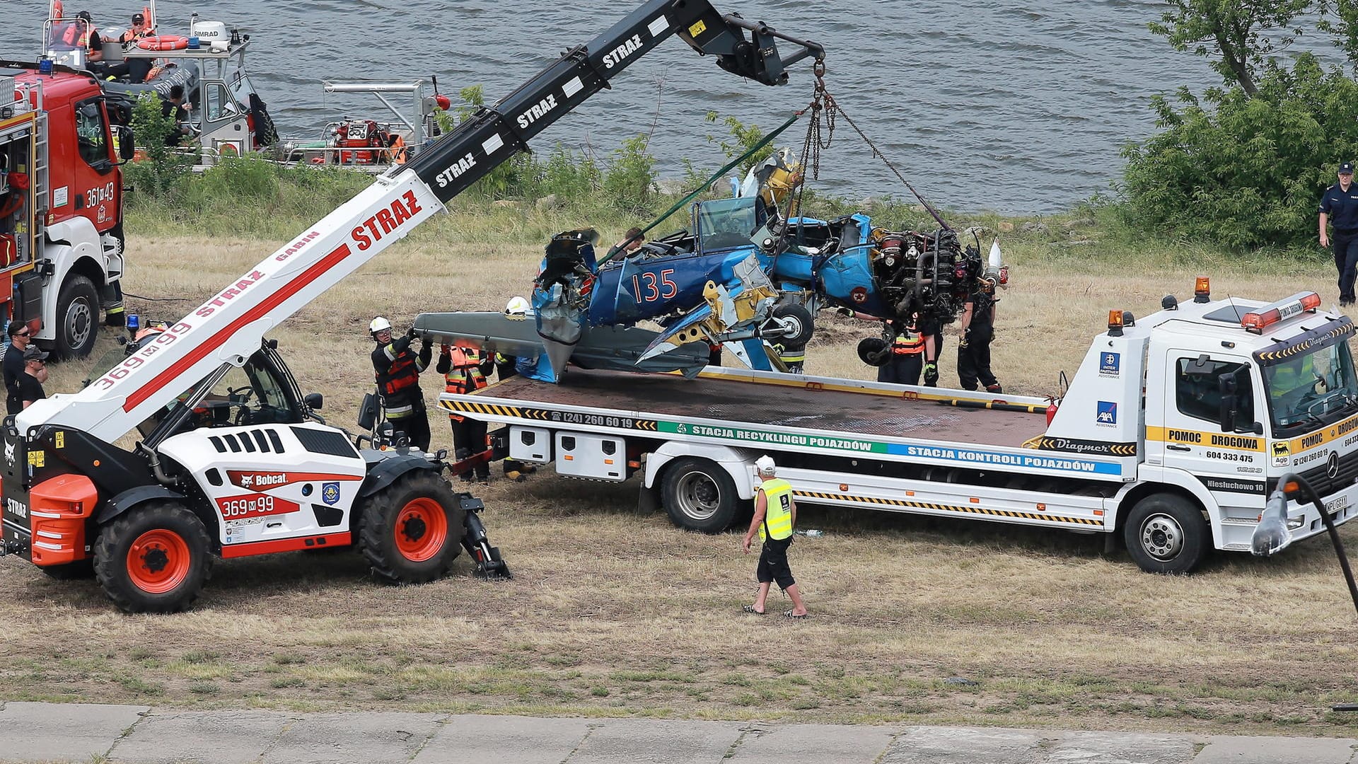 Das Wrack eines Flugzeugs wird in der Stadt Plock geborgen: Zuvor war die Maschine in die Weichsel gestürzt.