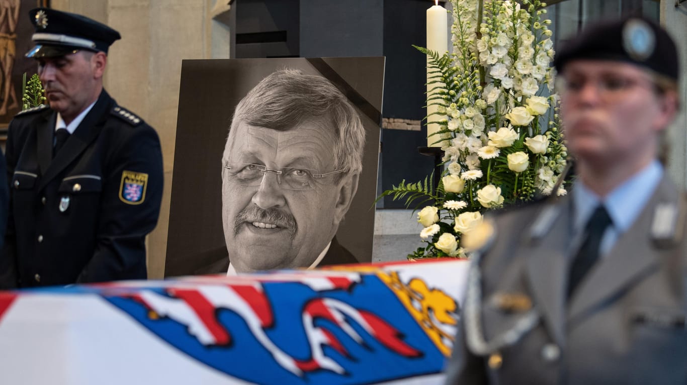 Beisetzung in Wolfhagen-Istha: Ein Bild Walter Lübckes steht hinter dem Sarg des ermordeten Politikers.