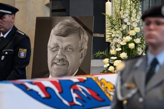 Beisetzung in Wolfhagen-Istha: Ein Bild Walter Lübckes steht hinter dem Sarg des ermordeten Politikers.