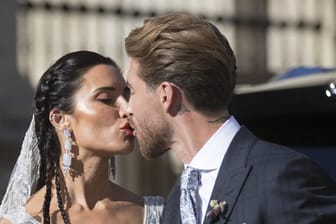 Küsse vor der Kathedrale: Sergio Ramos und Pilar Rubio.