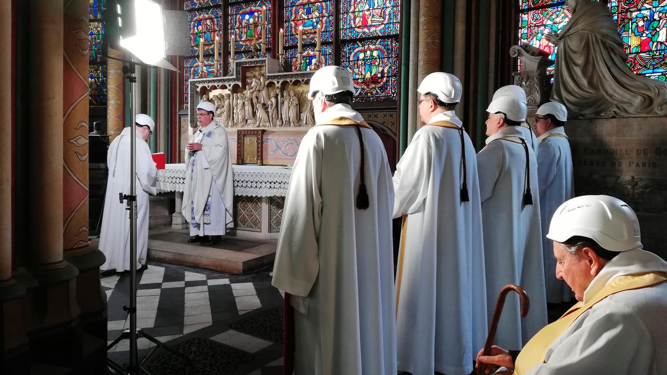 Gottesdienst mit Helm: Der Pariser Erzbischof Amichel Aupetit (2.v.l.) feiert mit Glaubensbrüdern eine Messe in einer Seitenkapelle der Kathedrale.