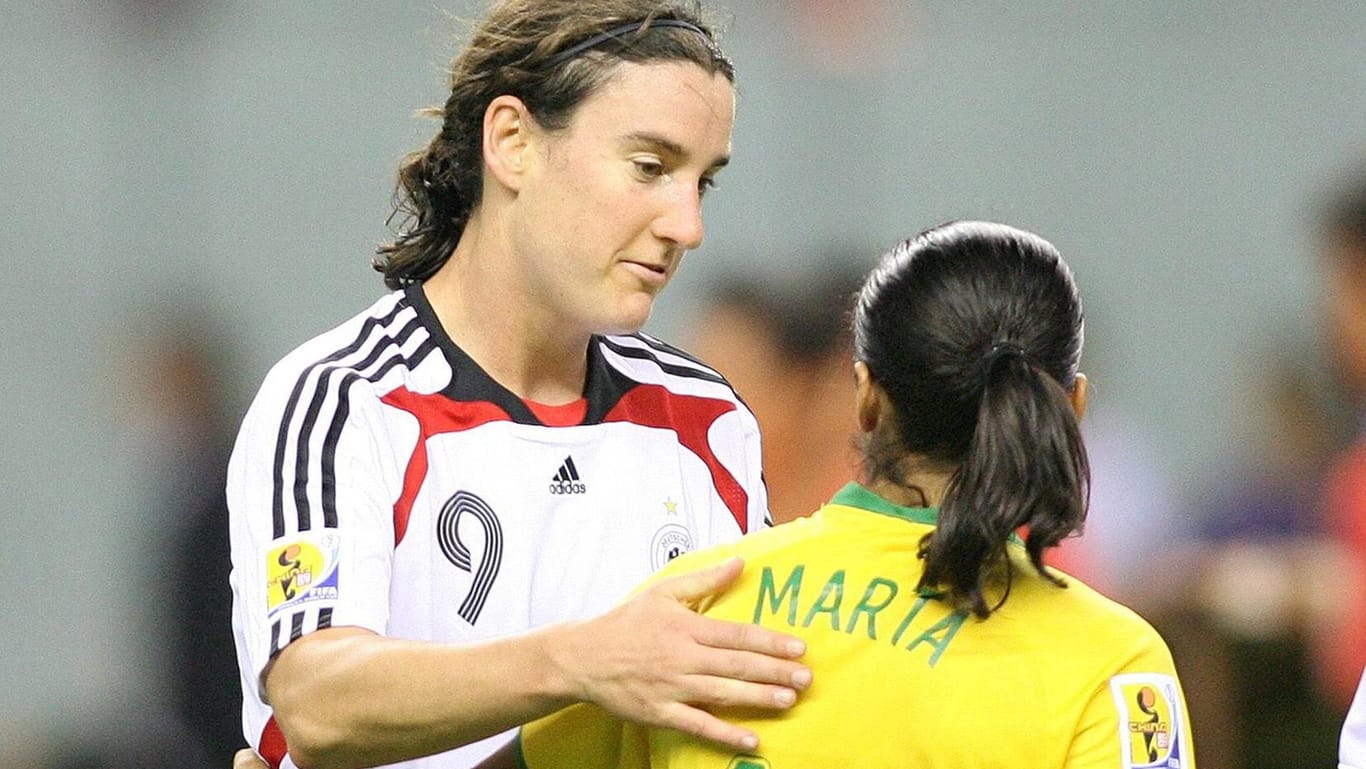 Alte Zeiten: Weltmeisterin Birgit Prinz (Deutschland, li.) tröstet Marta (Brasilien) nach dem Finale 2007.