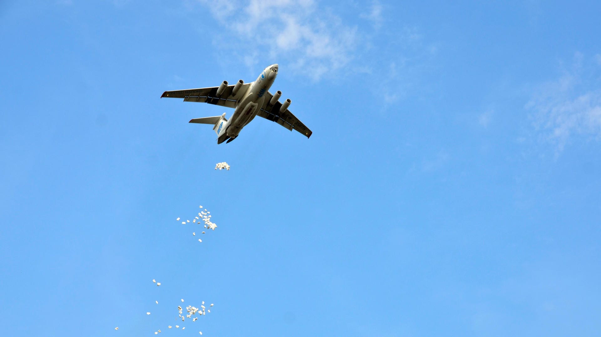 Ein Flugzeug der Hungerhilfe lässt Essenspakete fallen: Nach Protesten im Sudan ist die Lage angespannt. In den Sozialen Medien drücken Menschen aus aller Welt unter dem Hashtag #BlueForSudan ihr Mitgefühl aus.