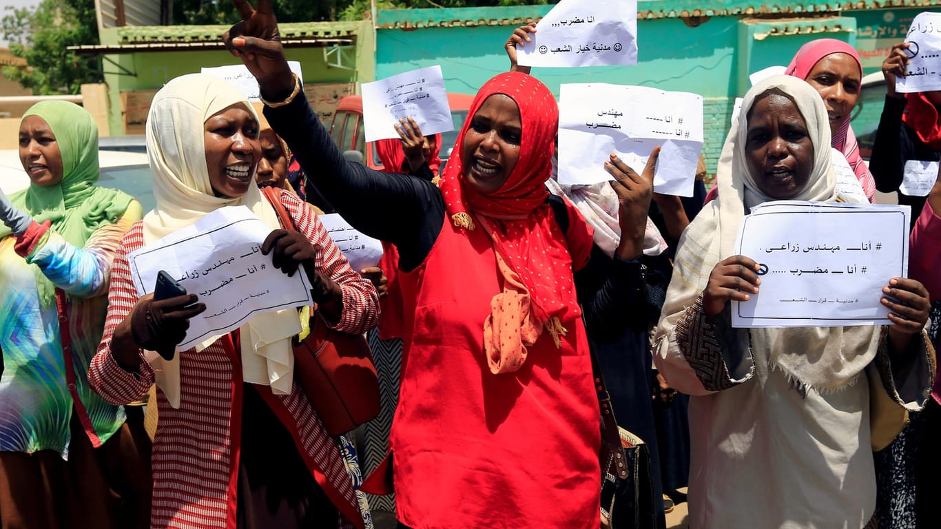 Khartum Ende Mai: Mitglieder der Opposition im Sudan protestieren vor der Zentralbank in der Hauptstadt.