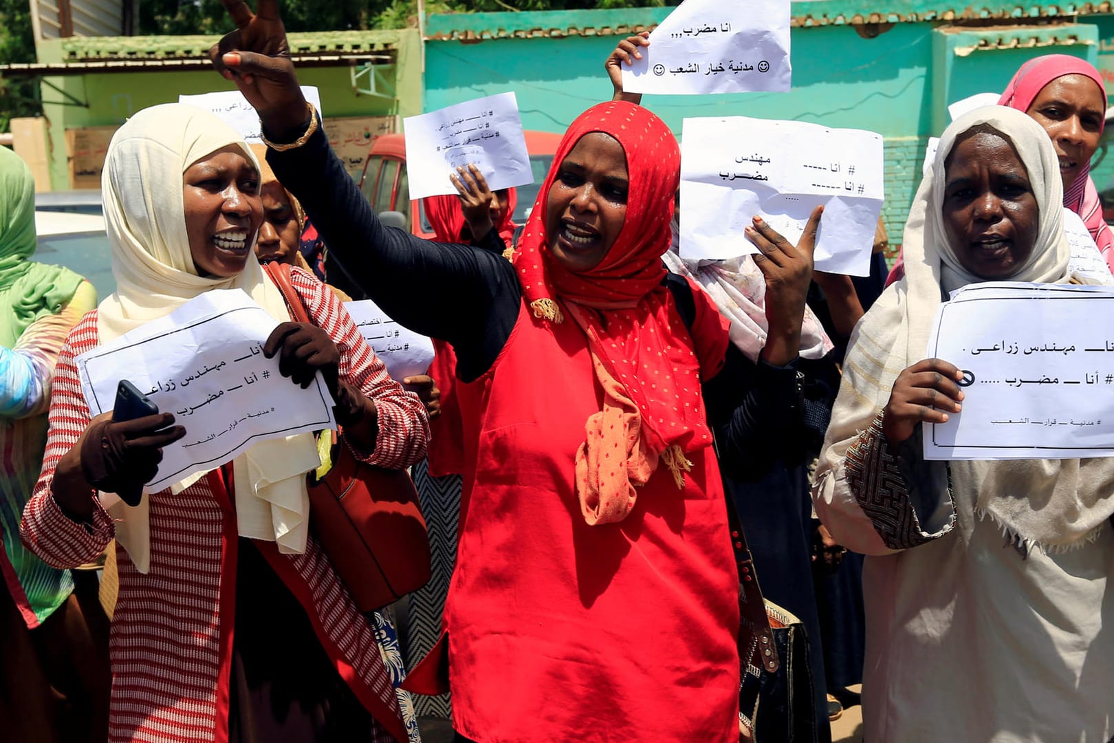 Khartum Ende Mai: Mitglieder der Opposition im Sudan protestieren vor der Zentralbank in der Hauptstadt.