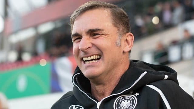 U21-Bundestrainer Stefan Kuntz hat vor dem Auftakt der U21-EM in Italien gut lachen. U21-Bundestrainer Stefan Kuntz hat vor dem Auftakt der U21-EM in Italien gut lachen.