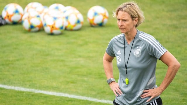 Martina Voss-Tecklenburg, Trainerin der deutschen Frauenfußball-Nationalmannschaft, steht auf dem Trainingsplatz. Martina Voss-Tecklenburg, Trainerin der deutschen Frauenfußball-Nationalmannschaft, steht auf dem Trainingsplatz.