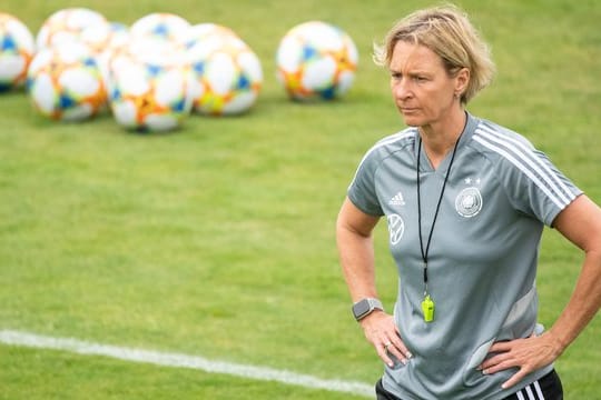 Martina Voss-Tecklenburg, Trainerin der deutschen Frauenfußball-Nationalmannschaft, steht auf dem Trainingsplatz.