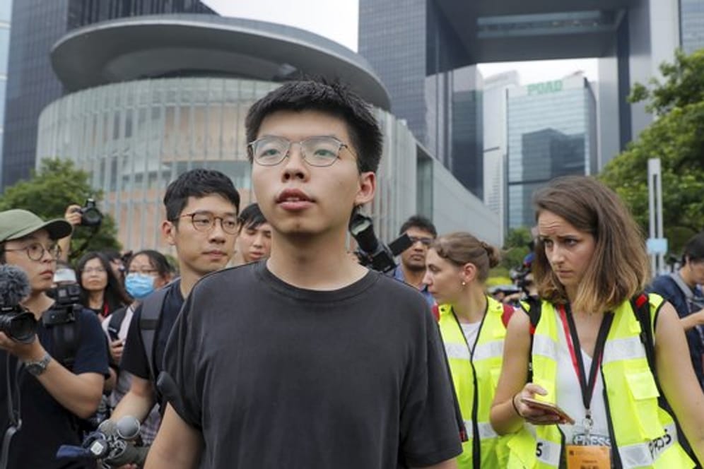 Joshua Wong (M) war wegen seiner Rolle in der "Regenschirm"-Bewegung 2014 zu einer zweimonatigen Haftstrafe verurteilt worden.
