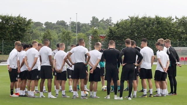 Die deutsche U21 steht im Kreis zusammen.