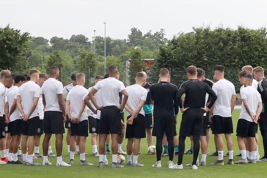 Die deutsche U21 steht im Kreis zusammen.