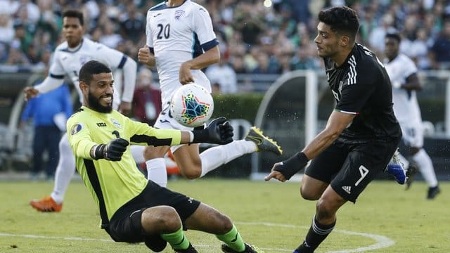 Kuba-Torwart Sandy Sanchez (l) stellt sich dem Mexikaner Raúl Jimenez in den Weg. Kuba-Torwart Sandy Sanchez (l) stellt sich dem Mexikaner Raúl Jimenez in den Weg.