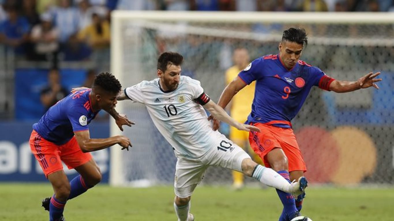 Argentiniens Superstar Lionel Messi (M) wird von zwei Kolumbianern unter Druck gesetzt.