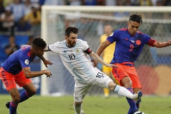 Argentiniens Superstar Lionel Messi (M) wird von zwei Kolumbianern unter Druck gesetzt.