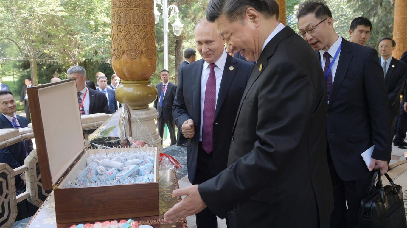 Putin überrascht Xi mit einer großen Kiste voll Eis.