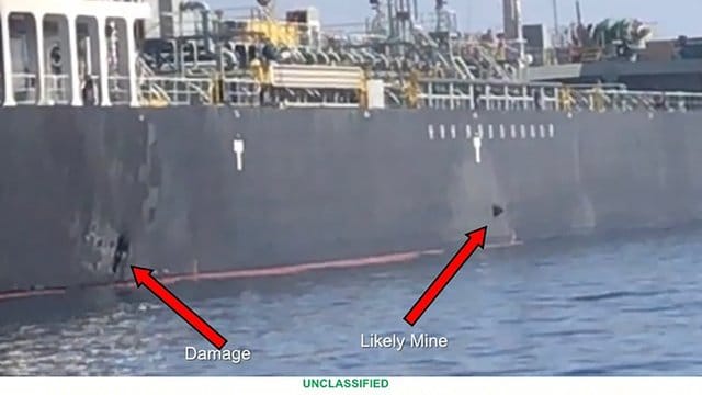 Mit roten Pfeilen sind Stellen am Rumpf des Schiffes "Kokuka Courageous" markiert, an der es zum einen zu einer Explosion kam und an der zum anderen eine angebliche Mine befestigt war. Mit roten Pfeilen sind Stellen am Rumpf des Schiffes "Kokuka Courageous" markiert, an der es zum einen zu einer Explosion kam und an der zum anderen eine angebliche Mine befestigt war.