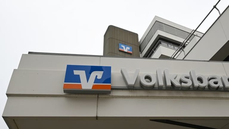 Logos am Hauptsitz der Volksbank Freiburg: Das Geldinstitut hat den Zahlungsverkehr mit mehreren Direktbanken gestoppt.